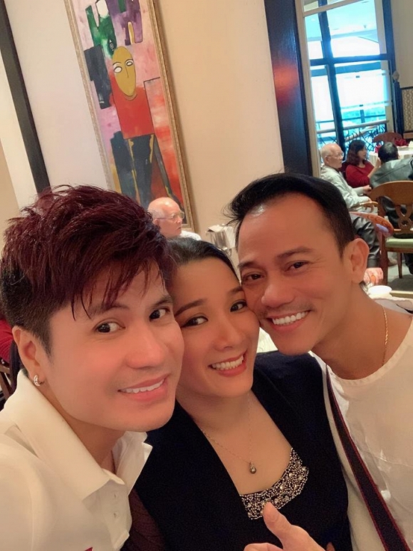Ca sĩ Lương Giang Huy chụp ảnh cùng vợ chồng Thanh Thanh Hiền - Chế Phong.    