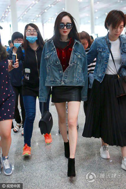 Bốt ngắn cổ và chân váy da kết hợp với áo jeans phong cách giúp cả set đồ của Dương Mịch cực cá tính.    