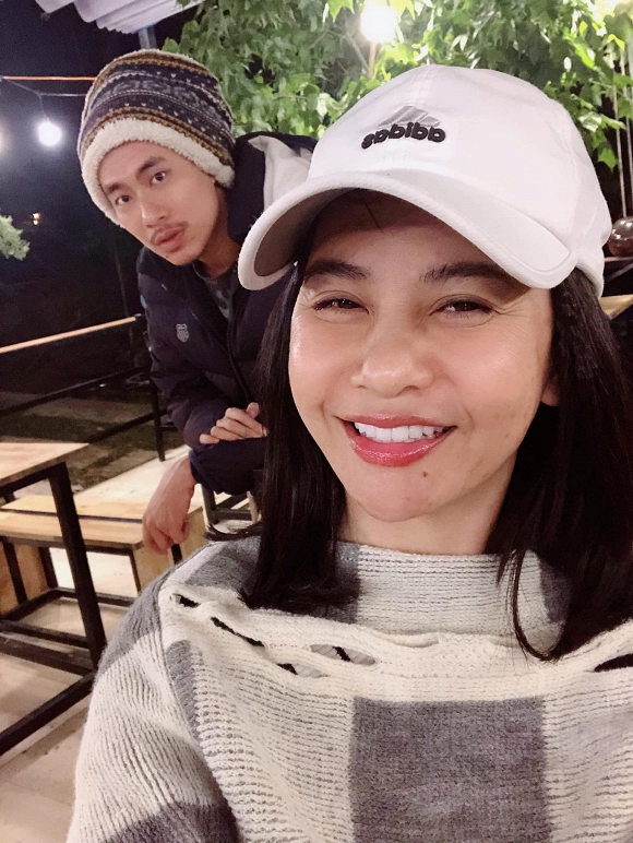 Cặp đôi hạnh phúc trong chuyến du lịch cùng nhau.  