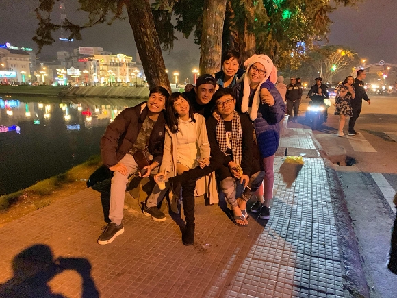 Cát Phượng - Kiều Minh Tuấn bên hội bạn thân.    