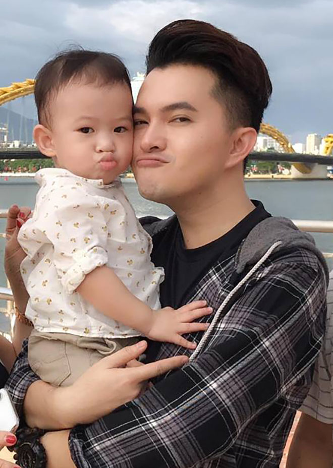 Nam Cường hạnh phúc bên con trai đầu lòng.  