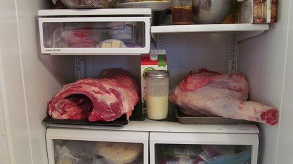 Không nên để cả miếng thịt lớn trong ngăn đá mà nên chia nhỏ đủ một bữa ăn