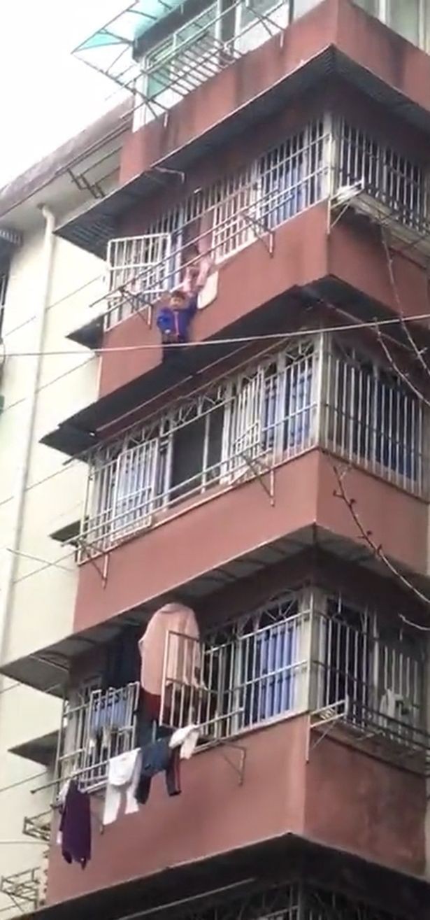 Bé trai bị mắc kẹt ngoài ban công tầng 5.