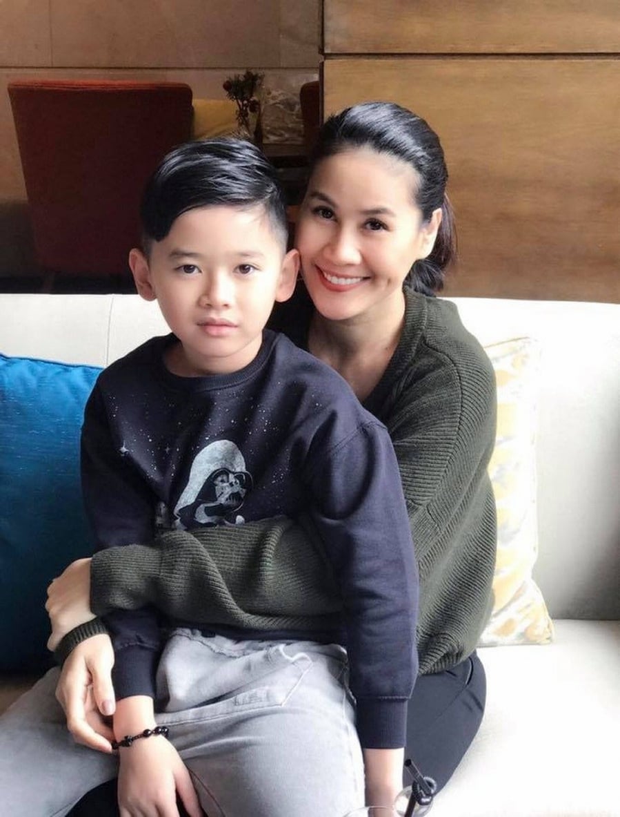Bé Duy Anh được 1 tay mẹ nuôi khôn lớn