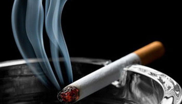 Ba mẹ không nên để gạt tàn thuốc lá gần giường của bé