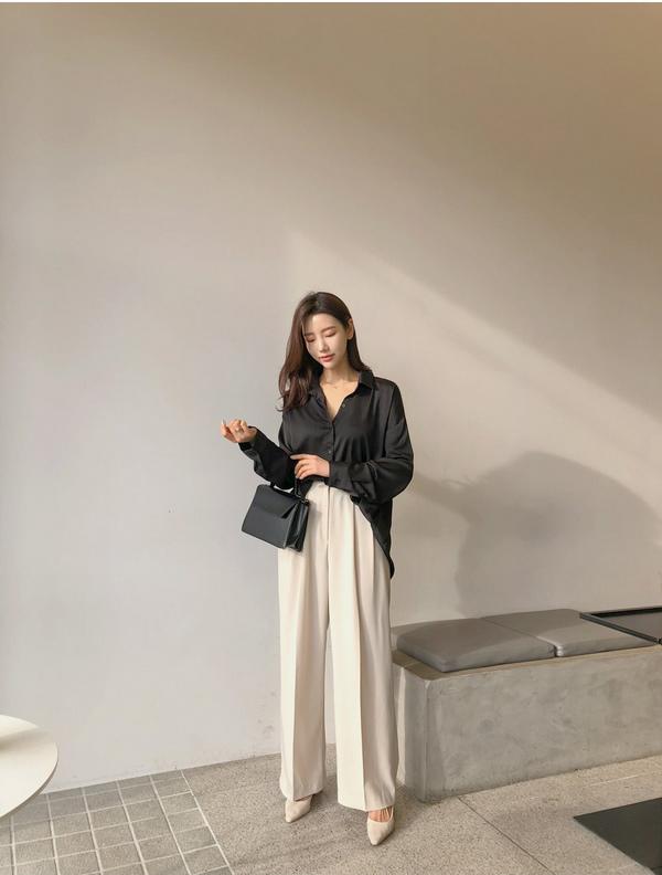 Quần vải ống rộng mix&match với áo sơ mi là gợi ý hoàn hảo cho nàng công sở có được một set đồ chỉn chu.    