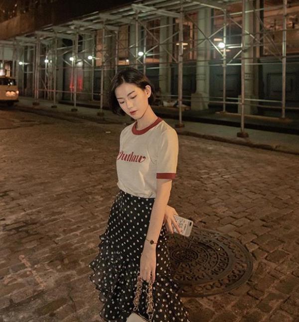 Chân váy midi với họa tiết bản in cùng những nhấn nhá điệu đà như bèo nhún là item đang cực kỳ được lòng các quý cô.