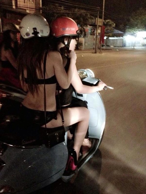 Cô gái thản nhiên mặc bikini ra phố.