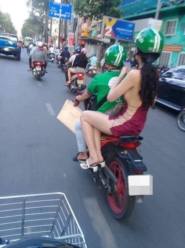 Hình ảnh cô gái ăn mặc phản cảm trên phố.