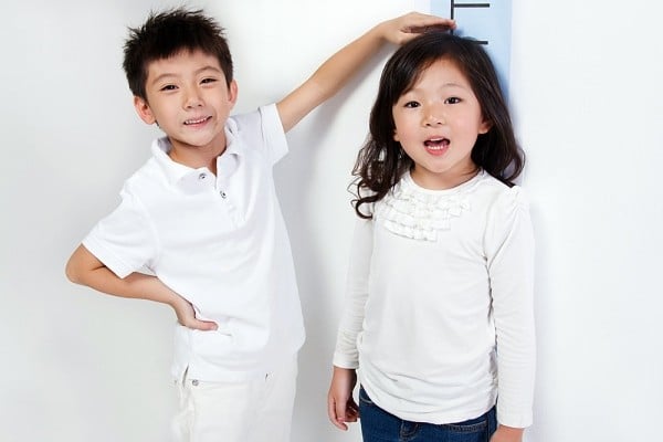 Trẻ có nguy cơ thấp còi nếu mẹ vẫn giữ thói quen bật đèn ngủ
