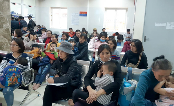 Các phụ huynh đưa trẻ đến Bệnh viện Bệnh Nhiệt đới Trung ương xét nghiệm sáng 15/3. Ảnh: T.H.