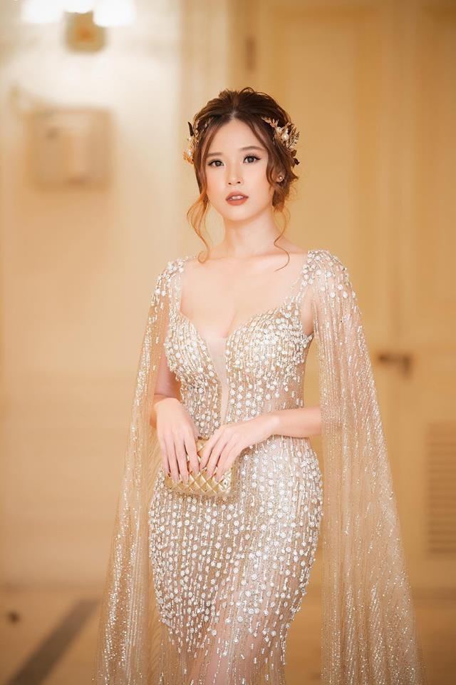 Từ lối trang điểm đến cách ăn mặc đều cho thấy Midu đang hướng đến hình ảnh một người phụ nữ trưởng thành và đầy quyến rũ.  