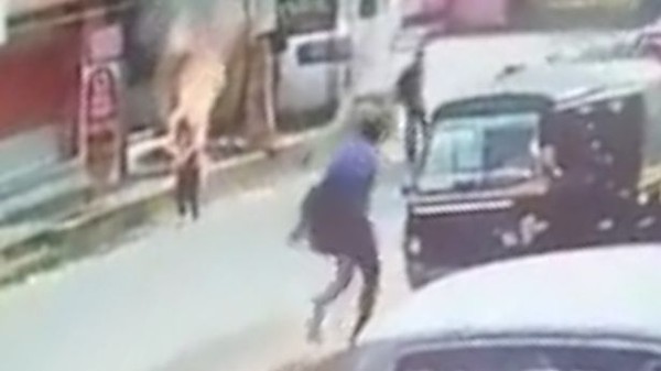 Cô gái bị châm lửa đốt giữa đường.