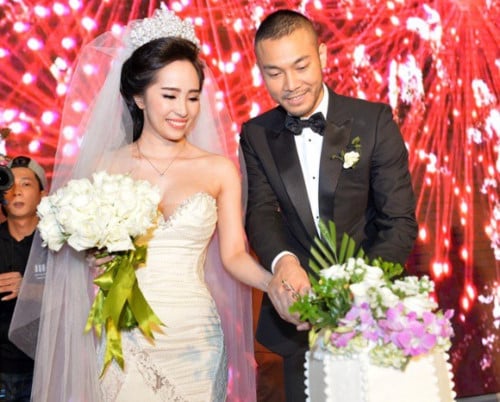 Quỳnh Nga và chồng hạnh phúc trong ngày cưới.  