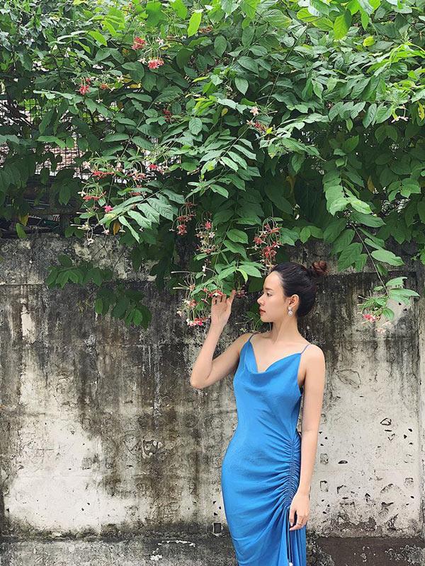 Midu chụp ảnh xong thì lần thứ 2 mang đi dạo phố cùng với bạn bè trong những ngày nghỉ ngơi.     