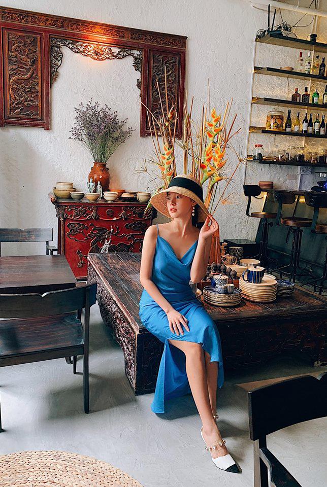 Lần thứ 3, người đẹp mix cùng giày mũi nhọn và mũ cói sành điệu trong chuyến du lịch ngày hè nắng ấm.     
