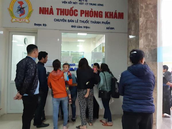 Rất đông bệnh nhân có kết quả dương tính chờ đợi lấy thuốc.