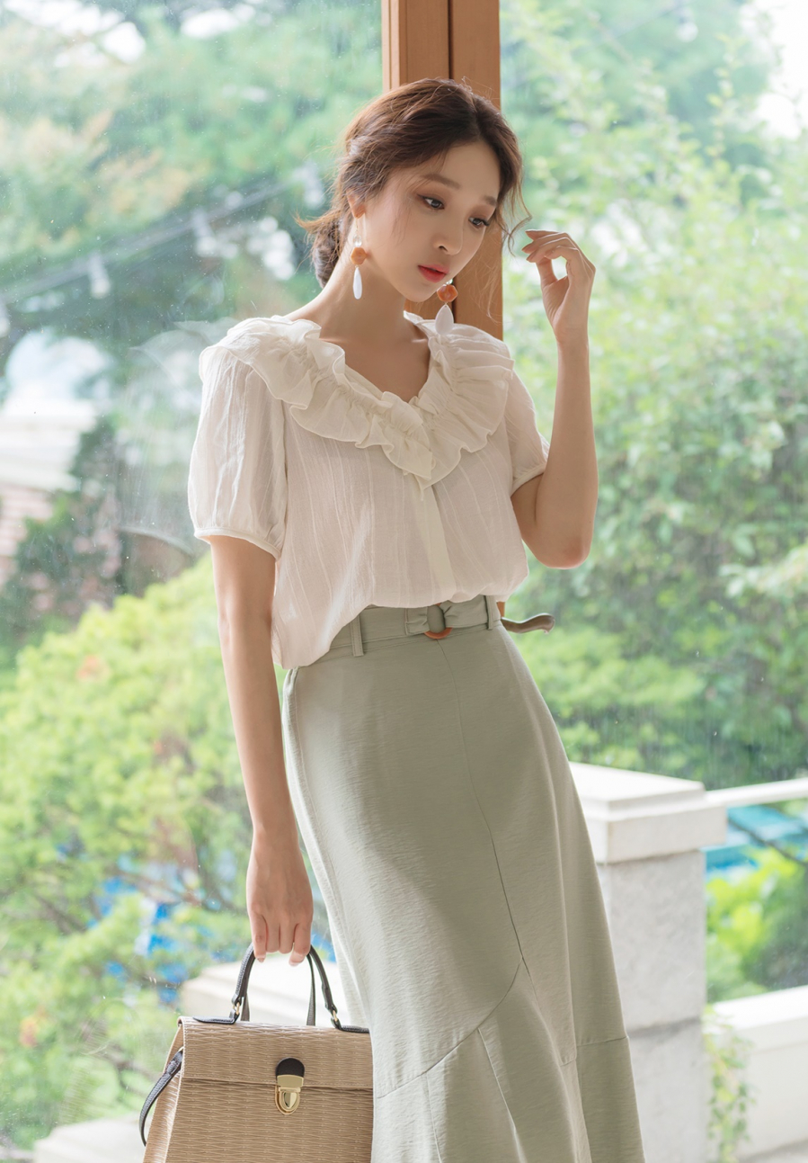 Một chiếc chân váy sẽ là người bạn vô cùng ăn ý với mẫu áo sơ mi nữ tay ngắn của bạn. Bạn có thể tha hồ lựa chọn mẫu chân váy mà mình yêu thích để mix cùng áo sơ mi bởi chúng đều rất phù hợp.  