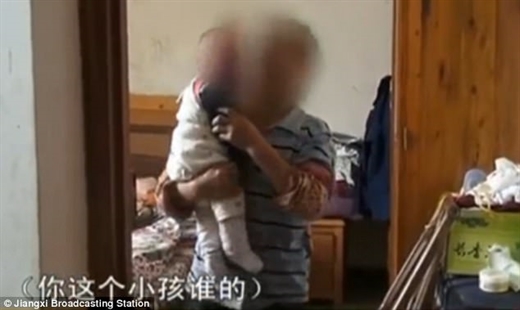 Hình ảnh người cha rao bán con trên mạng xã hội. Ảnh: Daily Mail