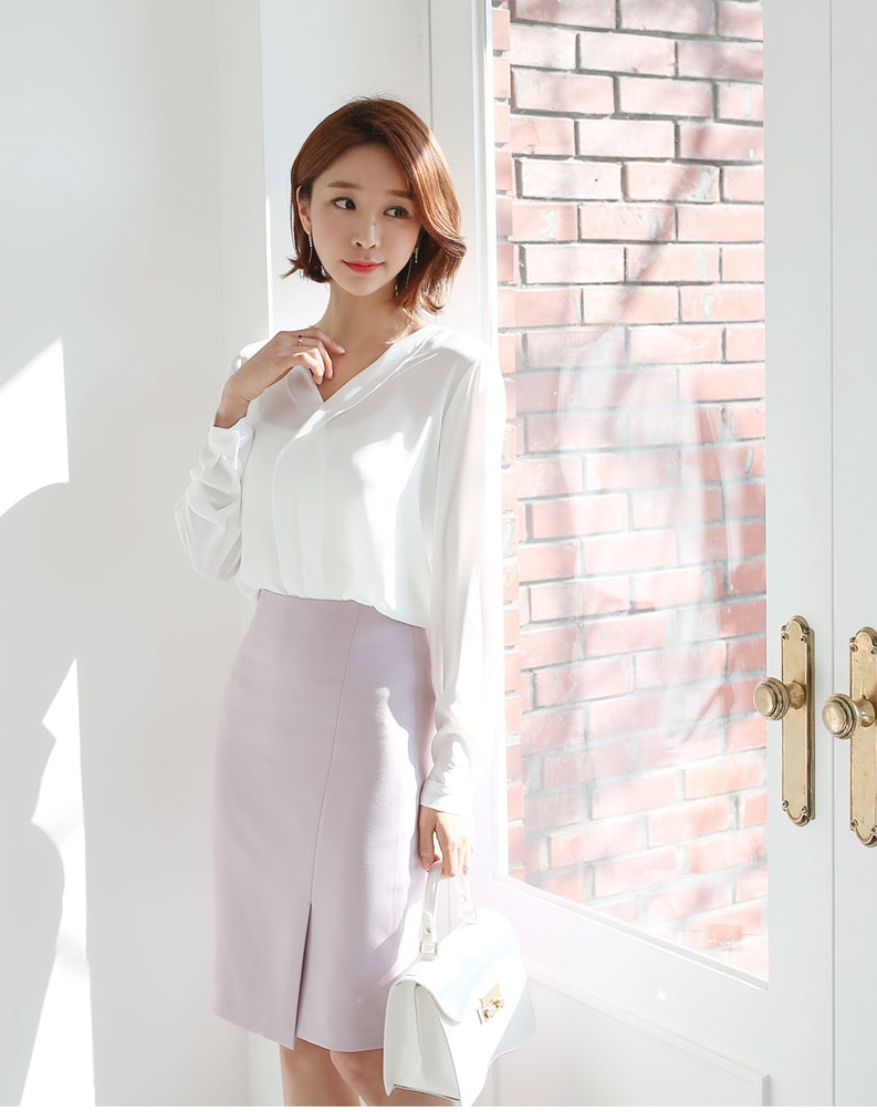 Những chiếc chân váy bút chì công sở mùa hè thu tôn vóc dáng cũng như mang đến vẻ quyến rũ, thanh lịch và hiện đại cho bạn gái. Với các thiết kế mới mẻ, kiểu dáng đa dạng cùng màu sắc phong phú, chân váy bút chì sẽ là lựa chọn hoàn hảo cho nàng trong dịp hè này.  