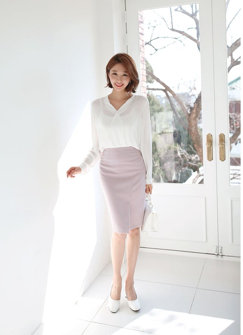 Nếu bạn làm việc ở môi trường văn phòng thì chân váy bút chì mix với áo sơ mi trắng thanh lịch và cách phối hợp tuyệt vời nhất. Đây là cách phối đồ tinh tế bạn nên thử ngay.  