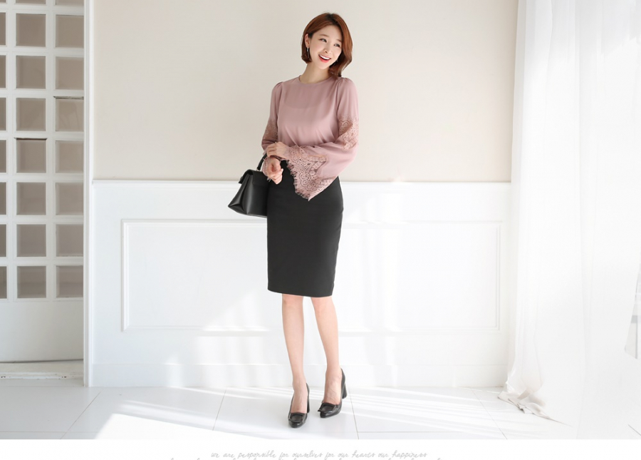 Bạn có thể lựa chọn những mẫu váy áo có màu sắc nổi bật như tông màu hồng pastel thay vì đóng khung với các màu sắc sắc cơ bản như đen hay trắng. 