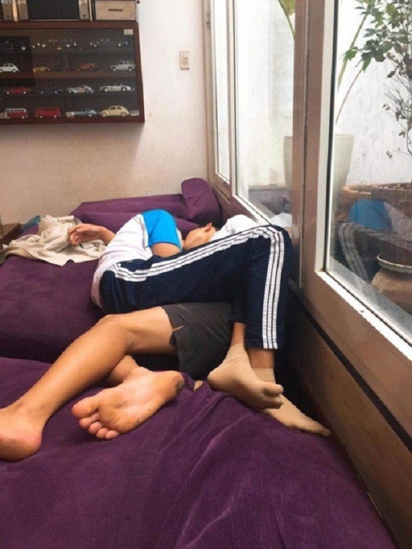 Hình ảnh khiến nhiều người đỏ mặt.