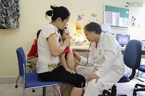Trẻ có thể bị nhiễm khuẩn HP nếu ba mẹ thường xuyên mớm cơm cho bé