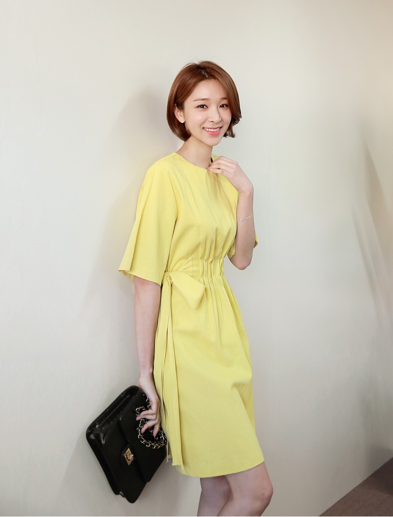 Với gam vàng chanh khá kén da hơn, nhưng nếu bạn có nước da trắng thì hoàn toàn tự tin diện chiếc đầm màu vàng này nhé.  