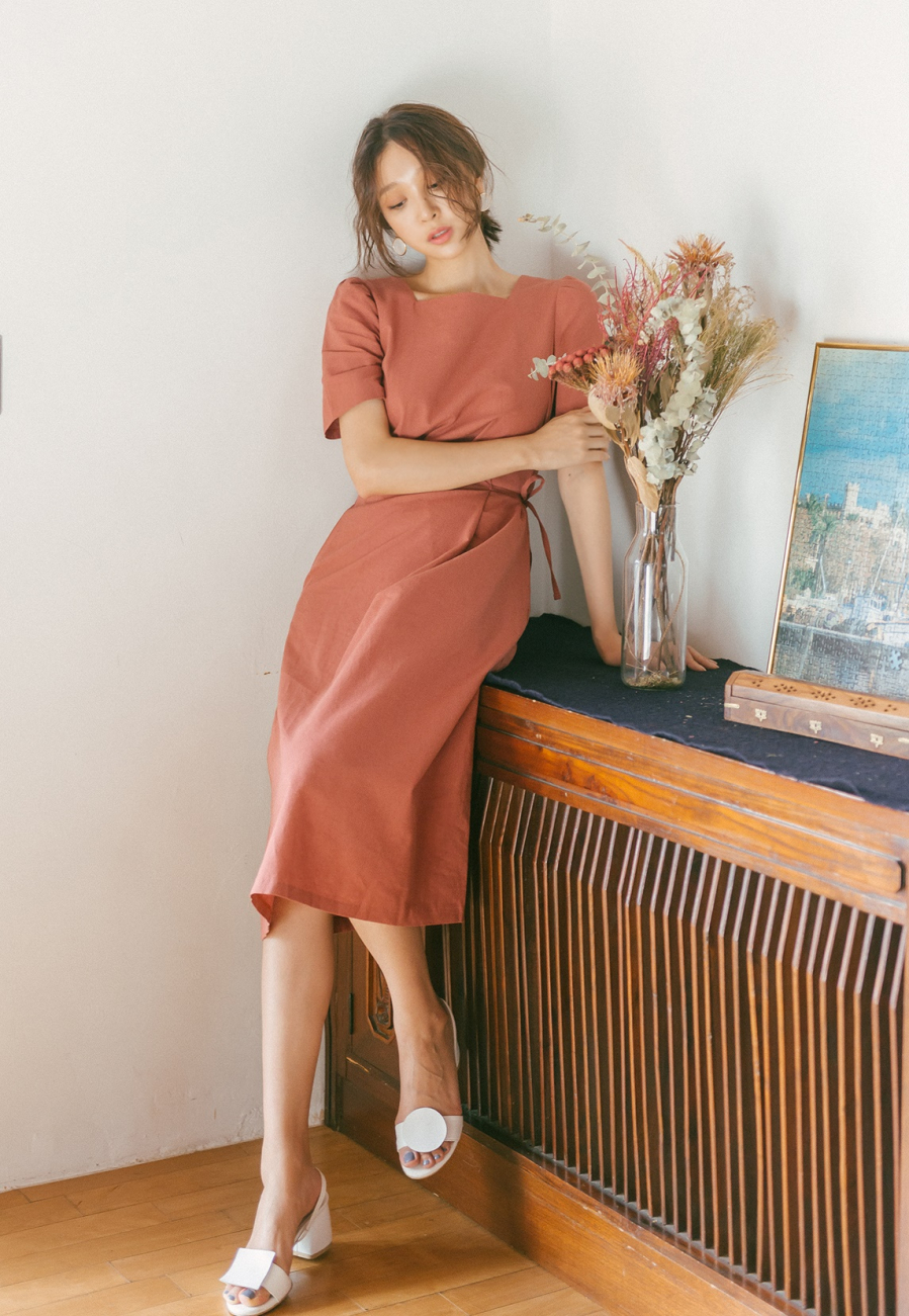 Những chiếc váy đầm gam màu đơn sắc thì điểm nhấn hướng đến lại là thiết kế, vì thế dù đơn giản nhưng không đơn điệu như bạn nghĩ. Nó vẫn có sự thu hút đặc biệt cho phái đẹp.