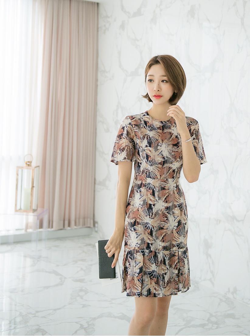 Bạn sẽ có một chiếc váy độc đáo, ít đụng hàng và thu hút hơn nếu ngày làm việc cuối tuần hay đầu tuần có thể ngẫu hứng diện một chiếc váy hoạ tiết này. 