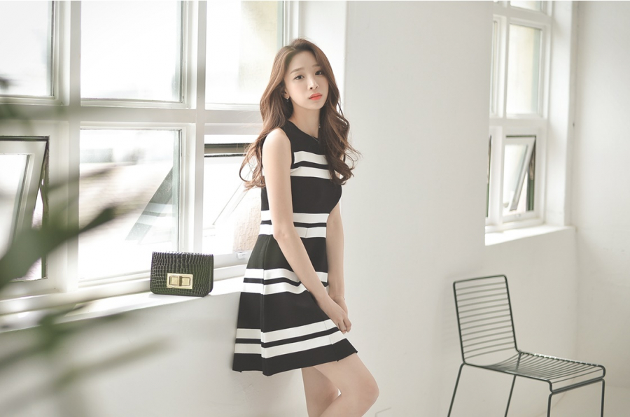 Được thiết kế với nhiều kiểu dáng và màu sắc khác nhau, có thể là chiếc đầm liền dáng xòe mang đến sự bồng bềnh, dịu dàng hay những chiếc đầm liền ôm body  giúp tôn dáng, tất cả khi kết hợp với sự tươi mới của màu sắc, hoa văn sẽ mang đến cho người mặc cảm giác thoải mái cùng sự lôi cuốn thu hút mọi ánh nhìn.  