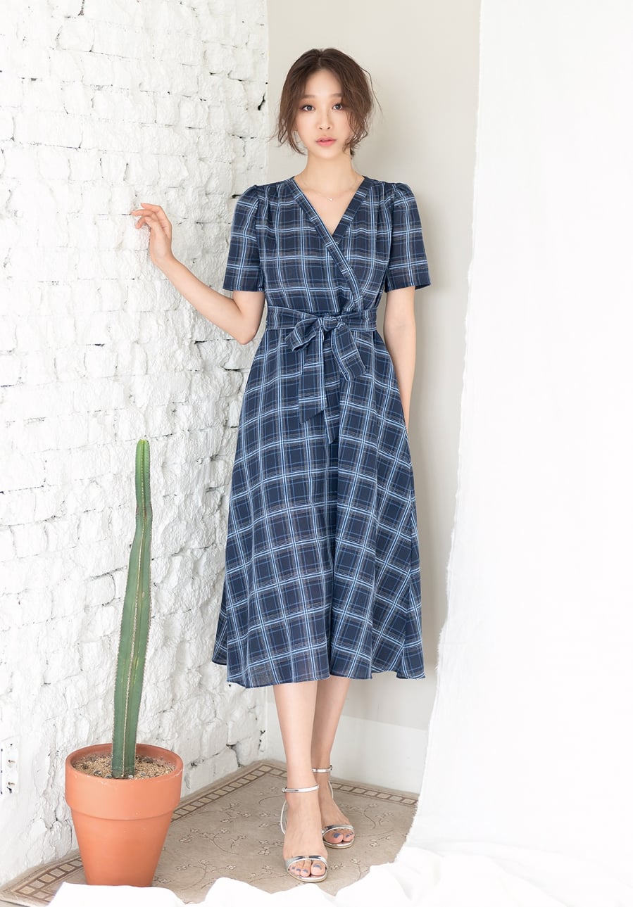 Dáng váy xòe vạt chéo thắt nơ đem lại sự tự tin duyên dáng cho quý cô công sở trong mỗi ngày đi làm.