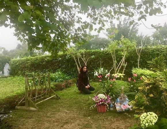 Chị Mai Hoa viếng mộ Trần Lập trong ngày giỗ tròn 3 năm  