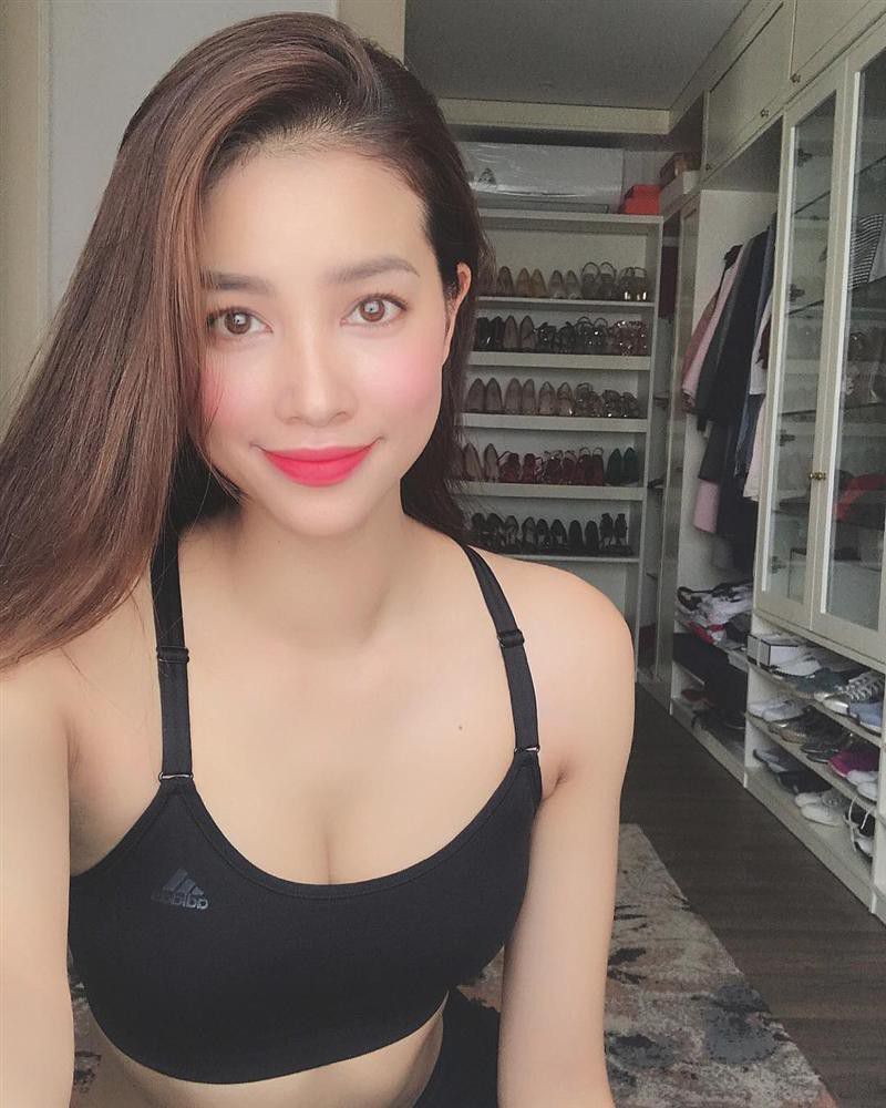 Phạm Hương gây chú ý khi “bóng gió″ khoe gia thế khủng của bạn trai bằng món quà xa xỉ là chiếc túi xách hàng hiệu và không gian căn hộ sang chảnh của mình. Người đẹp cũng đã công khai chuyện tình cảm vào đúng 14/2 bằng chiếc nhẫn kim cương khổng lồ trên trang cá nhân.