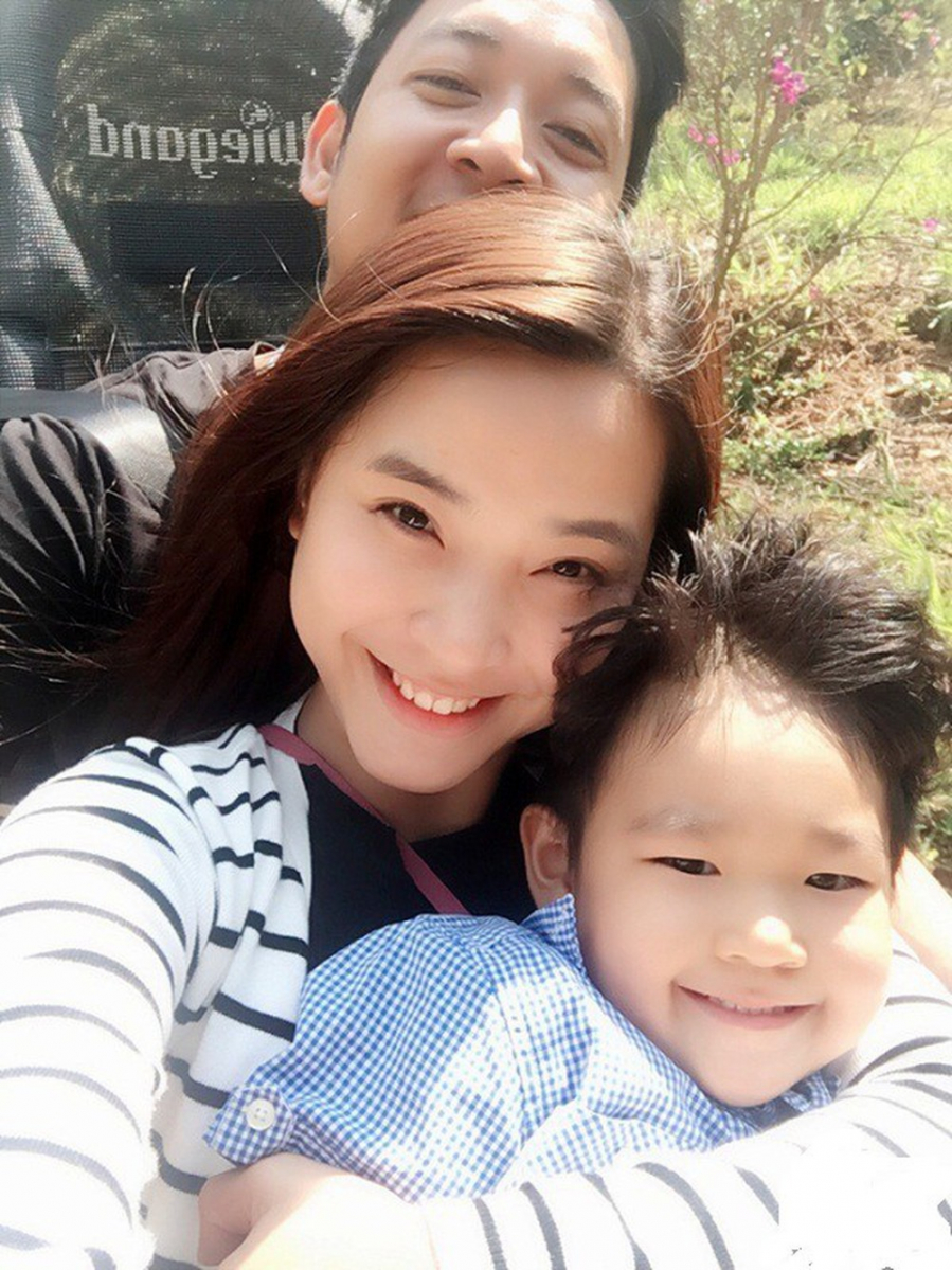 Hải Băng luôn yêu thương con riêng của chồng.    