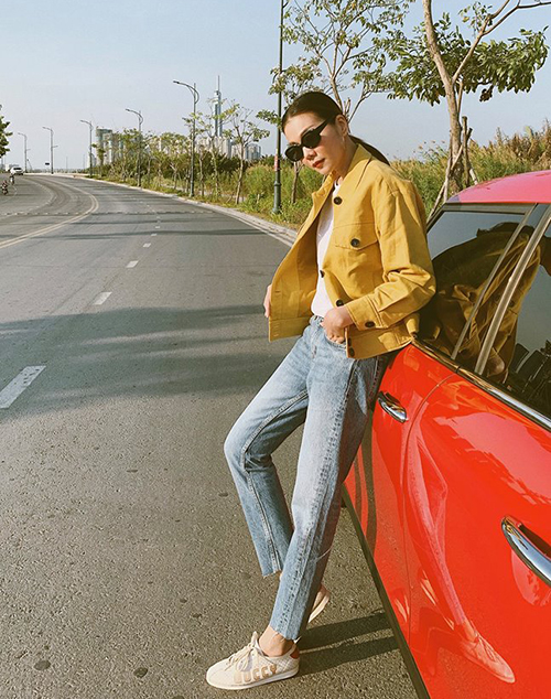Thanh Hằng cool ngầu với áo khoác khaki và giày thể thao hàng hiệu.    