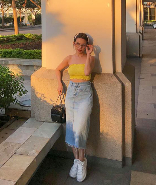 Sĩ Thanh mê phong cách khỏe khoắn nhưng vẫn phải gợi cảm. Áo quây và chân váy jeans là lựa chọn rất lý tưởng của cô nàng trong ngày hè.    