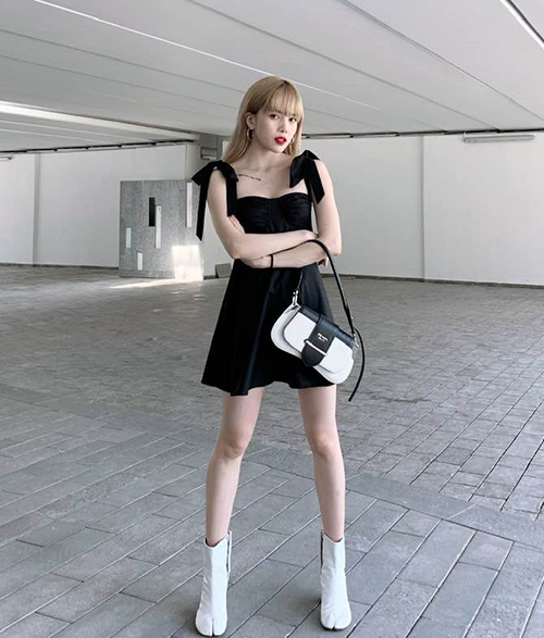 Cool ngầu mà vẫn giữ được sự nữ tính cũng là style của Thiều Bảo Trâm tuần này. Cây đồ đen trắng giúp cô nàng tôn lên Mừng SHBET phiên bản mới 2025 trắng.    