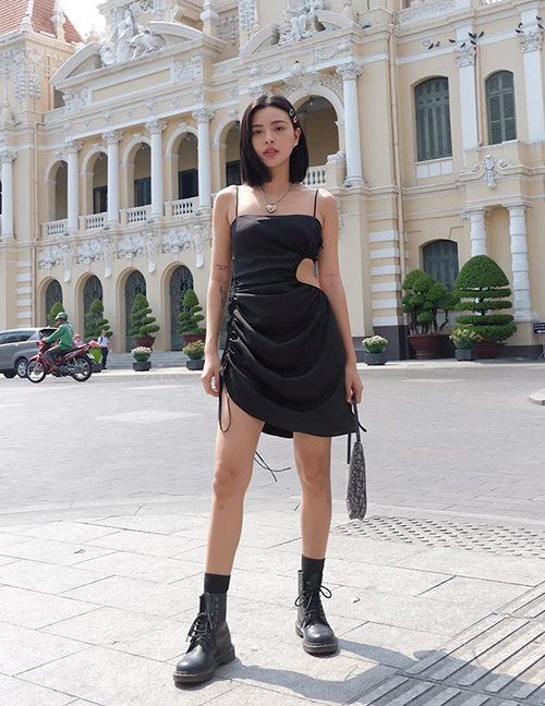 Chiếc váy hai dây của Tú Hảo cắt khoét phần eo rất táo bạo.    