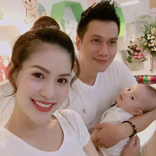 Việt Anh đăng status trên facebook cá nhân tuyển mẫu làm đẹp giúp Trần Hương. Anh đã tag tên vợ vào bài viết và gọi cô rất âu yếm 