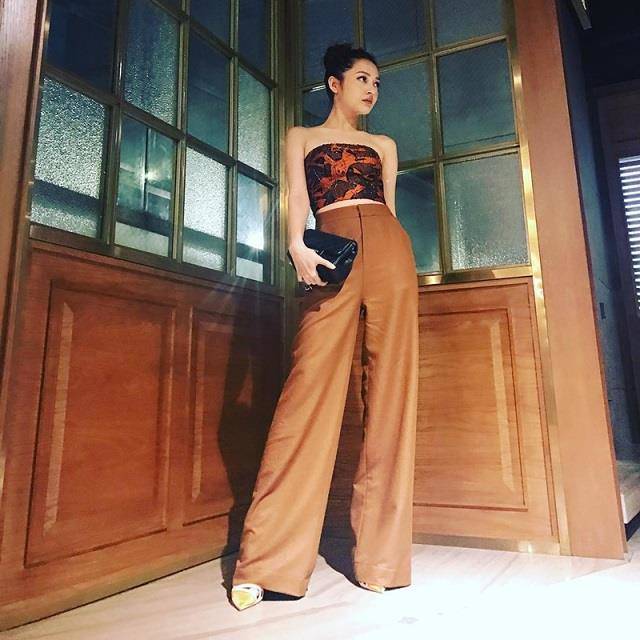 chiec-ao-be-chi-bang-gang-tay-lai-duoc-elly-tran-va-cac-my-nhan-showbiz-lang-xe-nhiet-tinh-53862995_2378919879056667_7984172078154645504_n-1552447818-538-width640height640