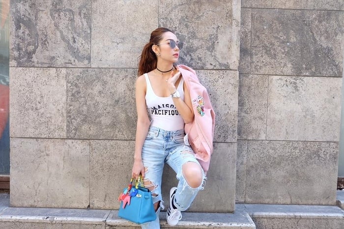 Chỉ với áo ba lỗ ôm sát cùng jeans rách, bomber jacket hồng pastel, Minh Hằng toả sáng đầy cá tính tại trời Tây. Dù toàn là những item đơn giản, bình dị nhưng nhờ cách mix trẻ trung, đã tăng thêm sự lôi cuốn cho Minh Hằng.