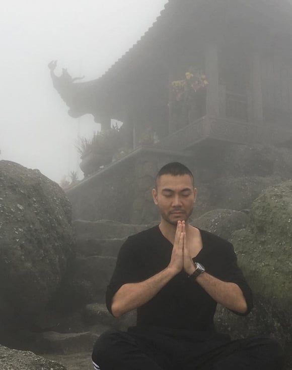 Hình ảnh nam mẫu Doãn Tuấn ngồi thiền trước cửa chùa cách đây gần một năm, giữa dịp rộ lên tin đồn hôn nhân rạn nứt.