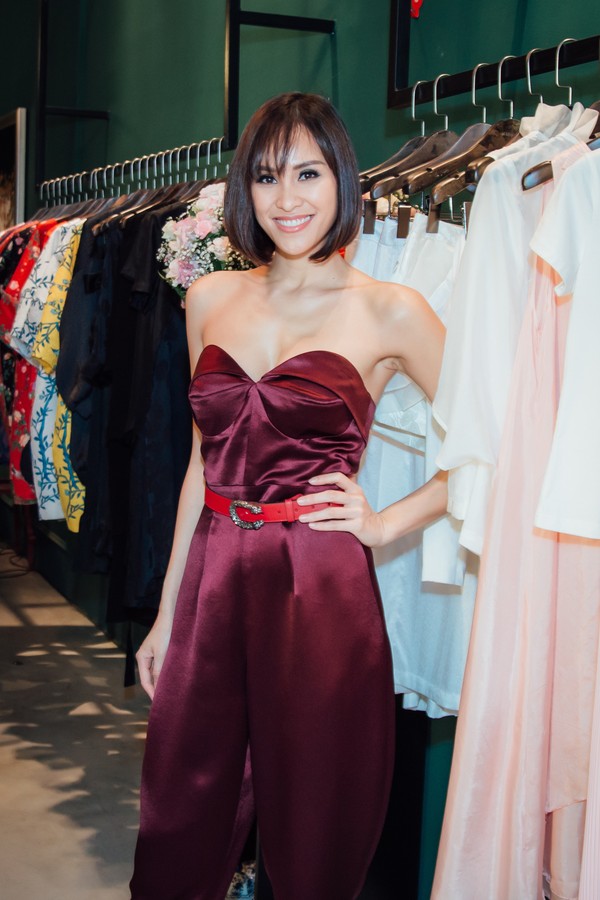 MC Phương Mai vô cùng khỏe khoắn, quyến rũ cùng thiết kế jumpsuit khoe hình thể nóng bỏng.  