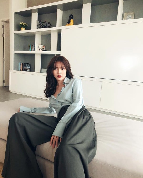 Ninh Dương Lan Ngọc hóa quý cô cổ điển với gam màu pastel, quần ống rộng phối với sơ mi hững hờ chính là hình ảnh gợi cảm tuyệt đối dành cho các nàng.