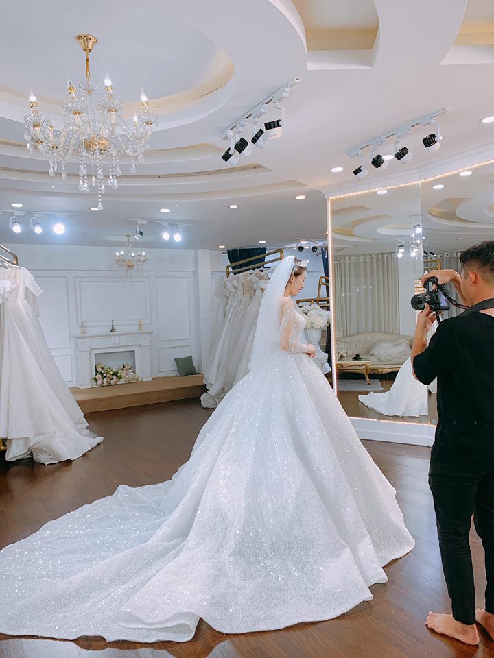 Lê Hà đã thử váy cưới cho ngày trọng đại của cuộc đời mình.    