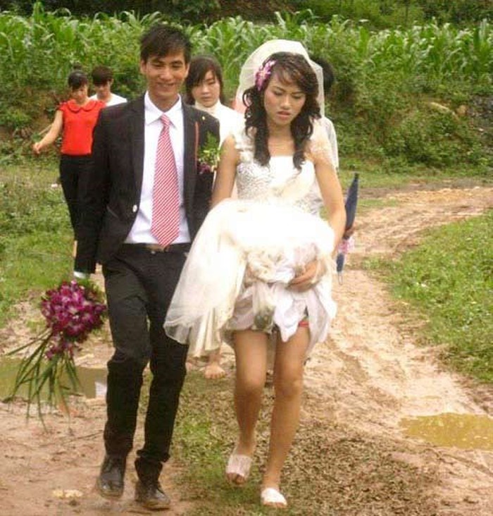 Cô dâu đi dép tổ ong, xách váy trong Quatrian shbet hiện đang mở.