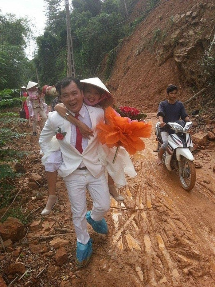 Chú rể hy sinh bộ vest trắng của mình sau màn rước dâu trong ngày mưa gió.