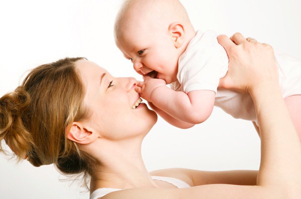 Mẹ không nên rung lắc khi chơi với bé hoặc ru bé ngủ